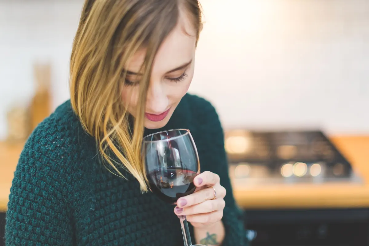 How to Host a Wine Tasting at Home: Checklist and Themes
