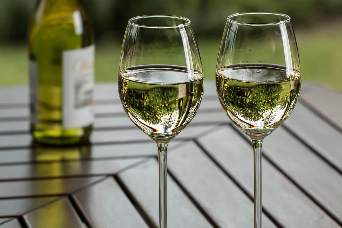 How to Serve Wine at the Right Temperature: A Quick Guide